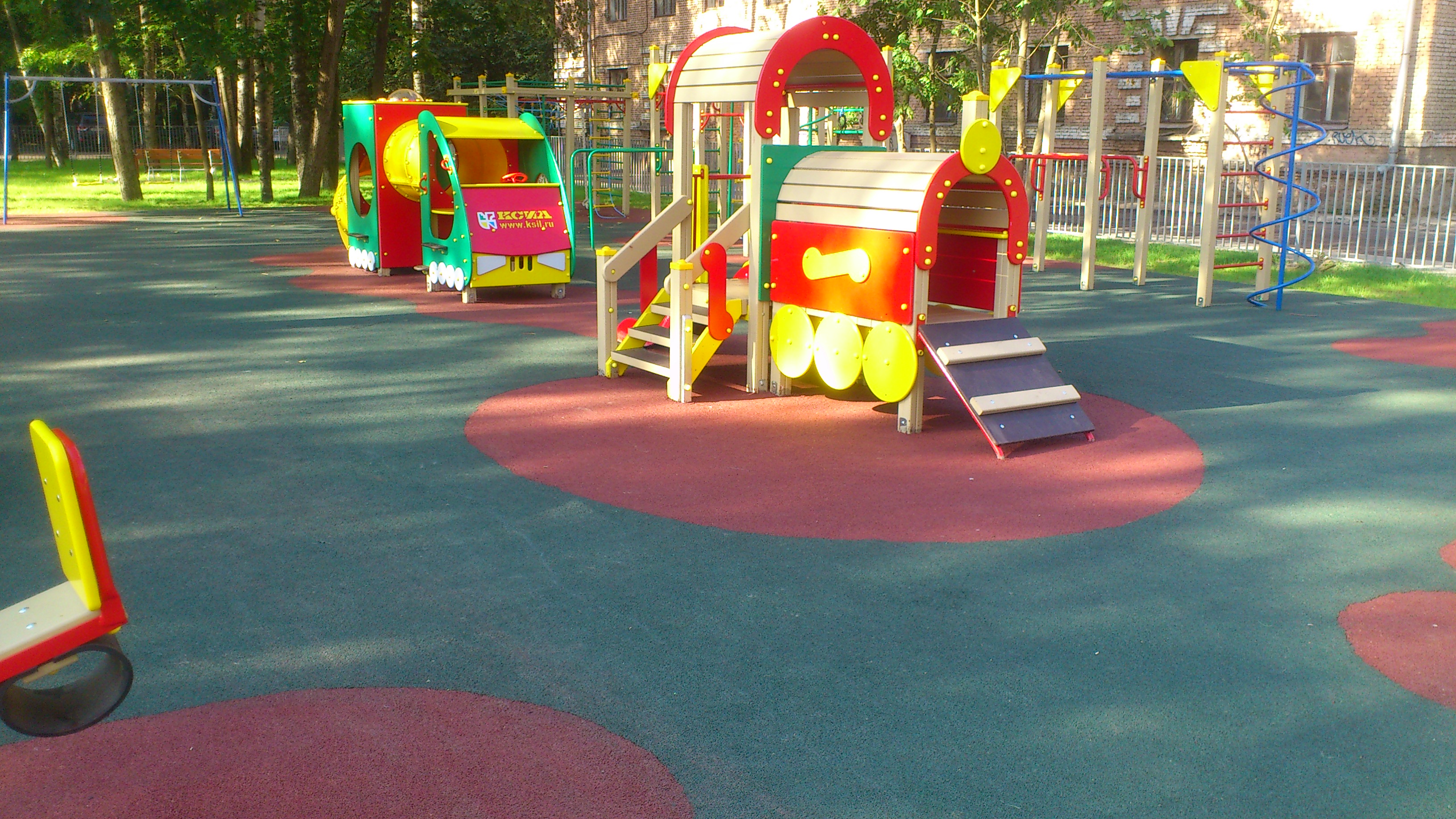 Резиновое покрытие для детских площадок в Москве I Фабрика резиновых покрытий